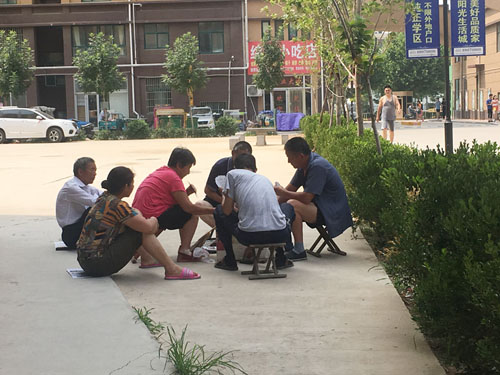 在小区内休息的老人