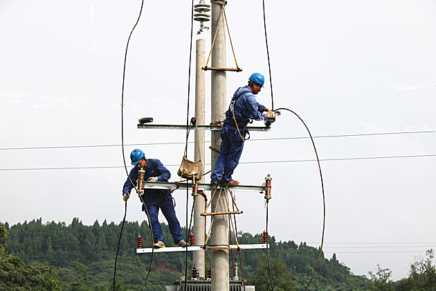 工作人员正在进行忙着检修变压器